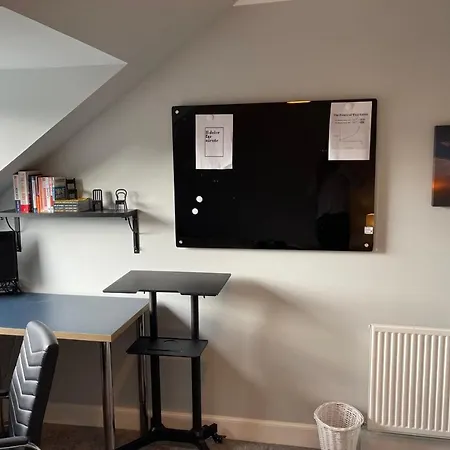 2 Bedroom Penthouse In Leafy Centre