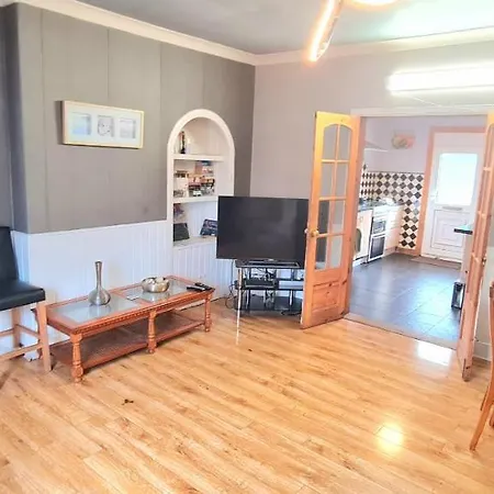 Beautiful 4 Bedroom - Free Parking *