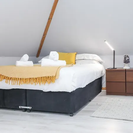 Beautiful 4 Bedroom - Free Parking