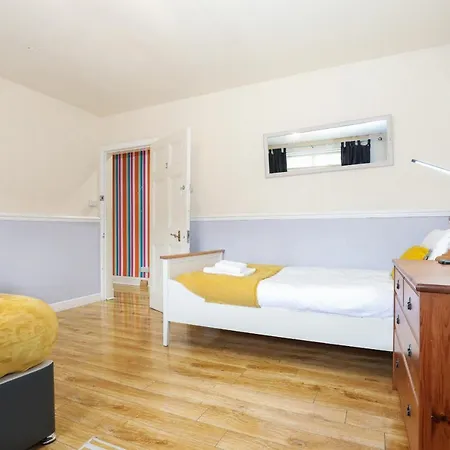 Beautiful 4 Bedroom - Free Parking *