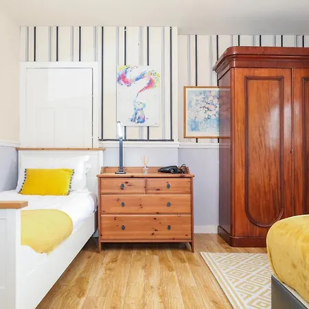 Beautiful 4 Bedroom - Free Parking Edinburgh