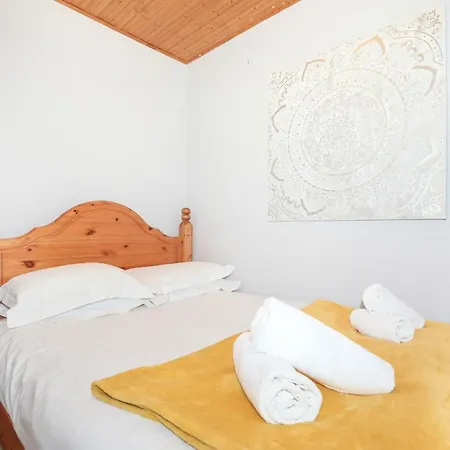 Beautiful 4 Bedroom - Free Parking Holiday home *