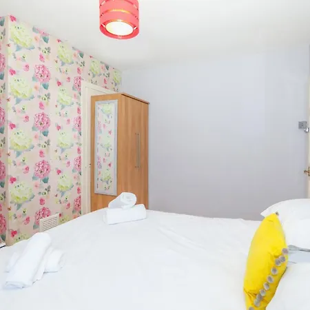 Beautiful 4 Bedroom - Free Parking Casa de Férias *