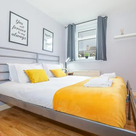 Beautiful 4 Bedroom - Free Parking *