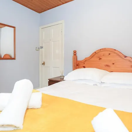 Feriehus Beautiful 4 Bedroom - Free Parking