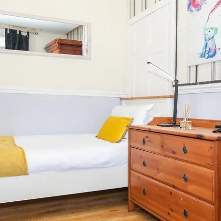 Beautiful 4 Bedroom - Free Parking