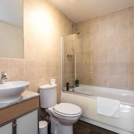 Apartamento Modern Spacious 3 Bedroom Centre - Free Parking - Private Balcony Edimburgo