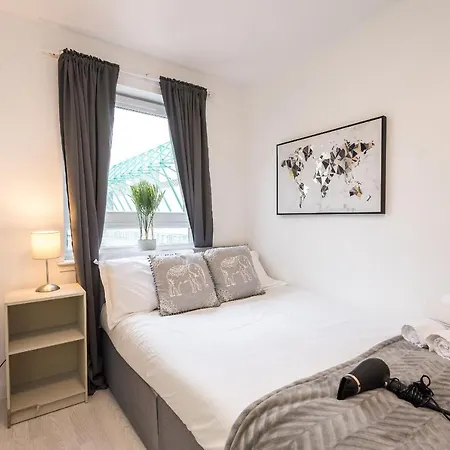 Modern Spacious 3 Bedroom Centre - Free Parking - Private Balcony