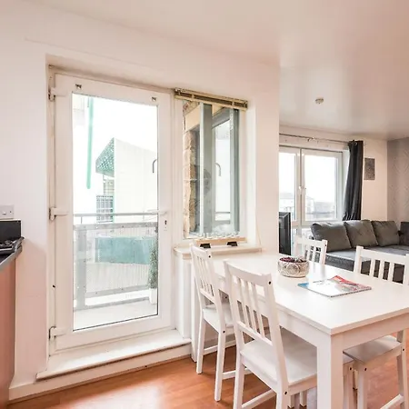 Modern Spacious 3 Bedroom Centre - Free Parking - Private Balcony * Edinburgh