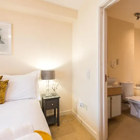 Elegant 2 Bedroom Centre - Free Parking - Private Balcony 公寓 *