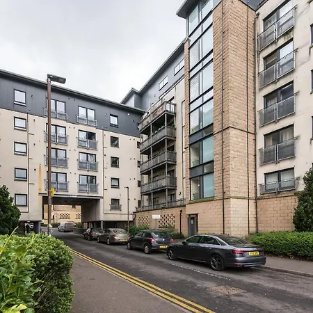 Elegant 2 Bedroom Centre - Free Parking - Private Balcony *