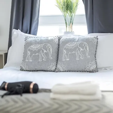 Modern Spacious 3 Bedroom Centre - Free Parking - Private Balcony * Edimburgo