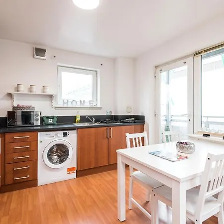 Modern Spacious 3 Bedroom Centre - Free Parking - Private Balcony *