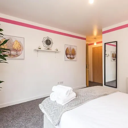 Modern Spacious 3 Bedroom Centre - Free Parking - Private Balcony *