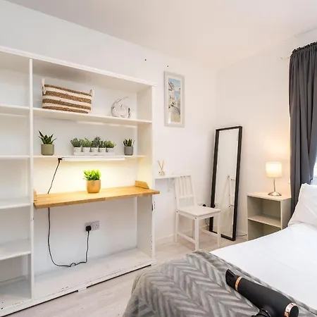 Apartment Modern Spacious 3 Bedroom Centre - Free Parking - Private Balcony