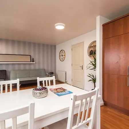 Modern Spacious 3 Bedroom Centre - Free Parking - Private Balcony Apartamento *