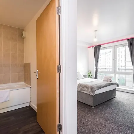 Modern Spacious 3 Bedroom Centre - Free Parking - Private Balcony Edinburgh