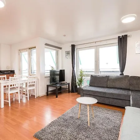 Modern Spacious 3 Bedroom Centre - Free Parking - Private Balcony Apartment