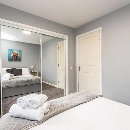 Modern Spacious 3 Bedroom Centre - Free Parking - Private Balcony *