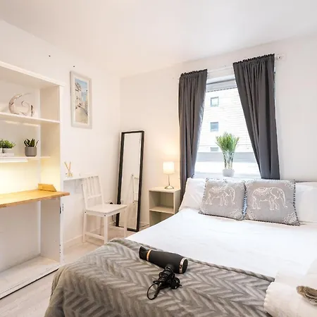 Modern Spacious 3 Bedroom Centre - Free Parking - Private Balcony Apartment Edinburgh