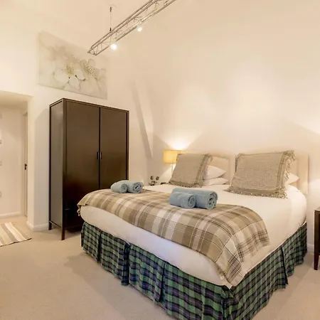 429 - New Town Hide Away With Parking Apartament *