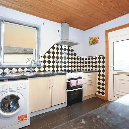 Feriehus Beautiful 4 Bedroom - Free Parking