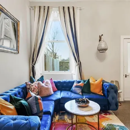 Апартаменты Lovely 4 Bedroom With 7 Beds And Free Parking Эдинбург