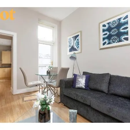 Spacious Ground Floor-2br-2ba Apartment *