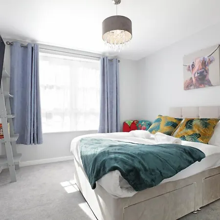 Spacious 4br Centre W/ Free Parking