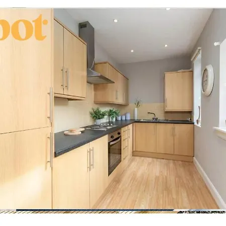 Spacious Ground Floor-2br-2ba Apartment *