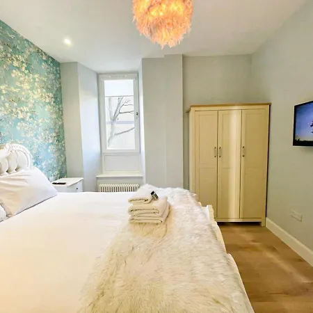 Beautiful 2br, Private Entry In Vibrant Leith 아파트 에든버러