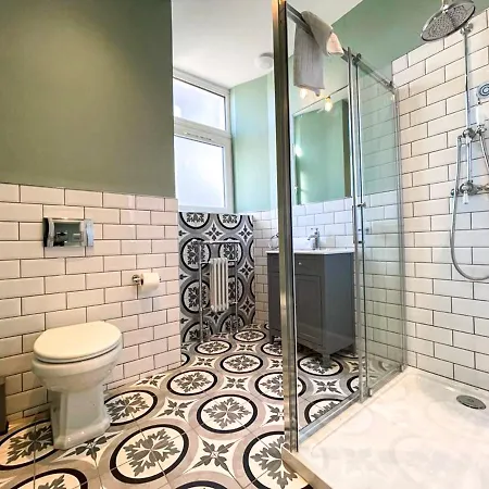 Beautiful 2br, Private Entry In Vibrant Leith 公寓 *