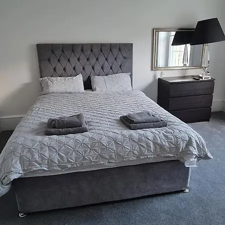 Large 4 Bed شقة *