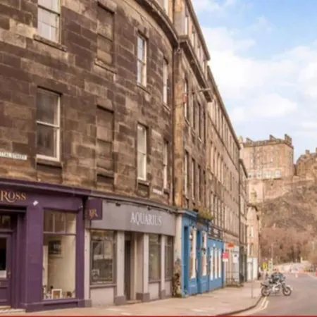 Large 4 Bed Apartment *