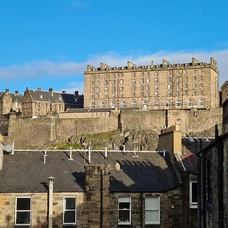 Large 4 Bed Apartment *