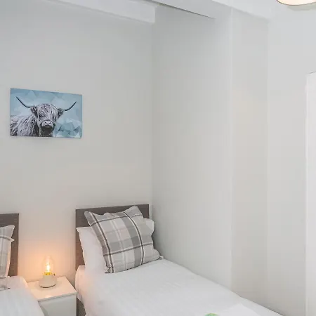 Newly Decorated Spacious 2bed Flat In Chic Area Edinburgh