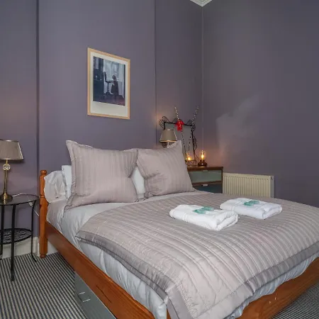 Cosy & Modern In Leith