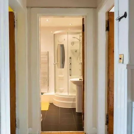 Bright Grand Flat In Great Location Lägenhet