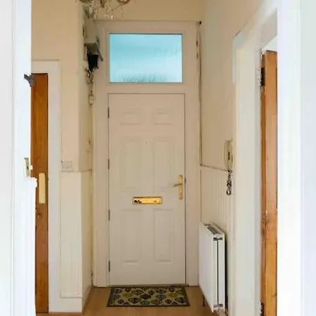Bright Grand Flat In Great Location Lägenhet
