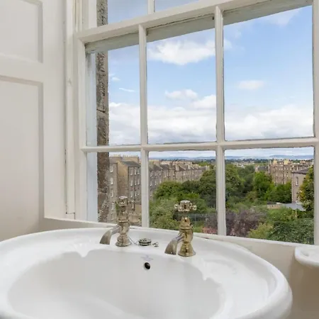 4 Bedroom Clock Tower In Central Edinburgh