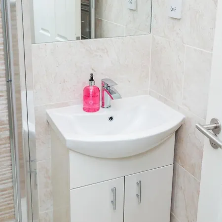 Waterfront Castle View 3 Bed 爱丁堡
