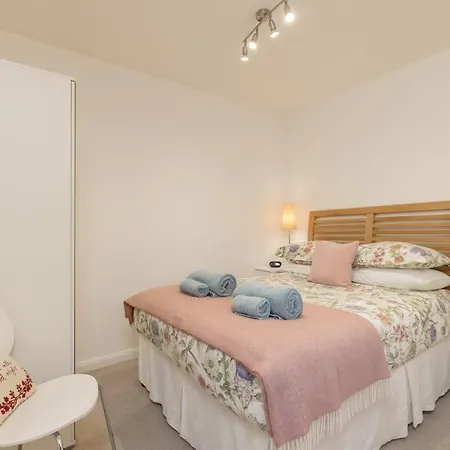 429 - New Town Hide Away With Parking * Edinburgh