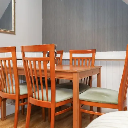 Beautiful 4 Bedroom - Free Parking Holiday home
