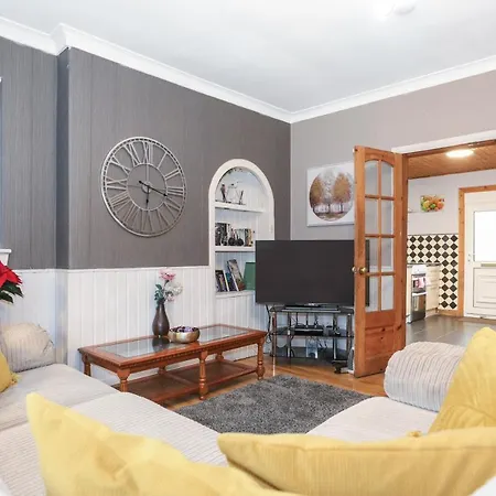Beautiful 4 Bedroom - Free Parking