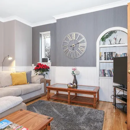 Beautiful 4 Bedroom - Free Parking Holiday home