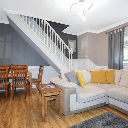 Beautiful 4 Bedroom - Free Parking *