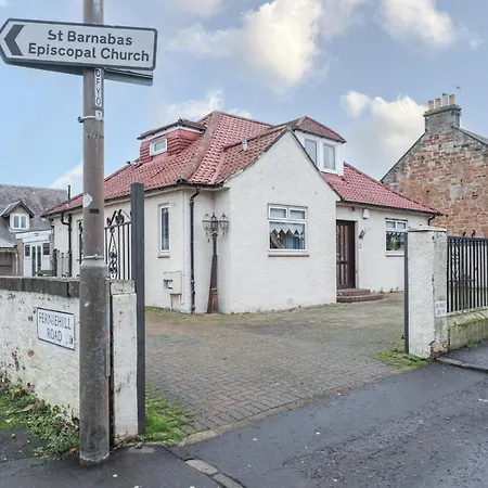 Beautiful 4 Bedroom - Free Parking Feriehus