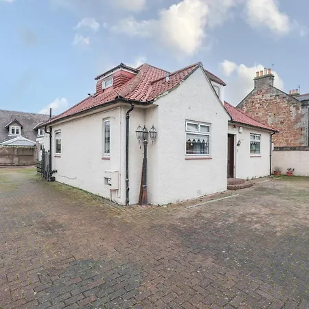 Feriehus Beautiful 4 Bedroom - Free Parking