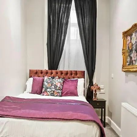 Апартаменты Lovely 4 Bedroom With 7 Beds And Free Parking *