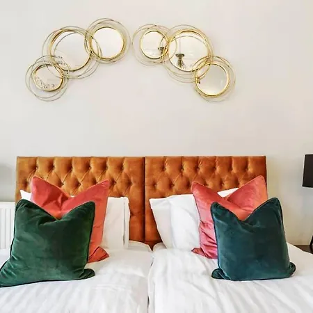 Lovely 4 Bedroom With 7 Beds And Free Parking Эдинбург